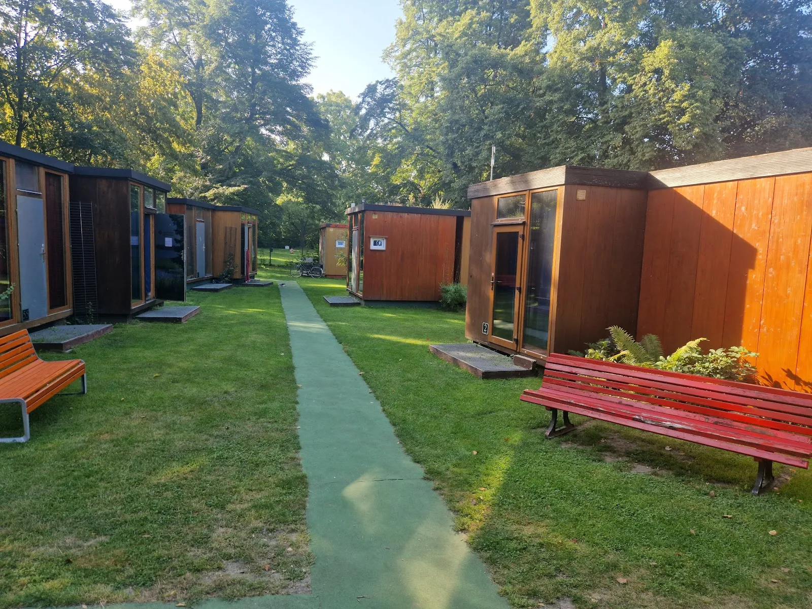 Люди купаются и отдыхают у открытого бассейна Sommerbad Neukölln в Берлине.