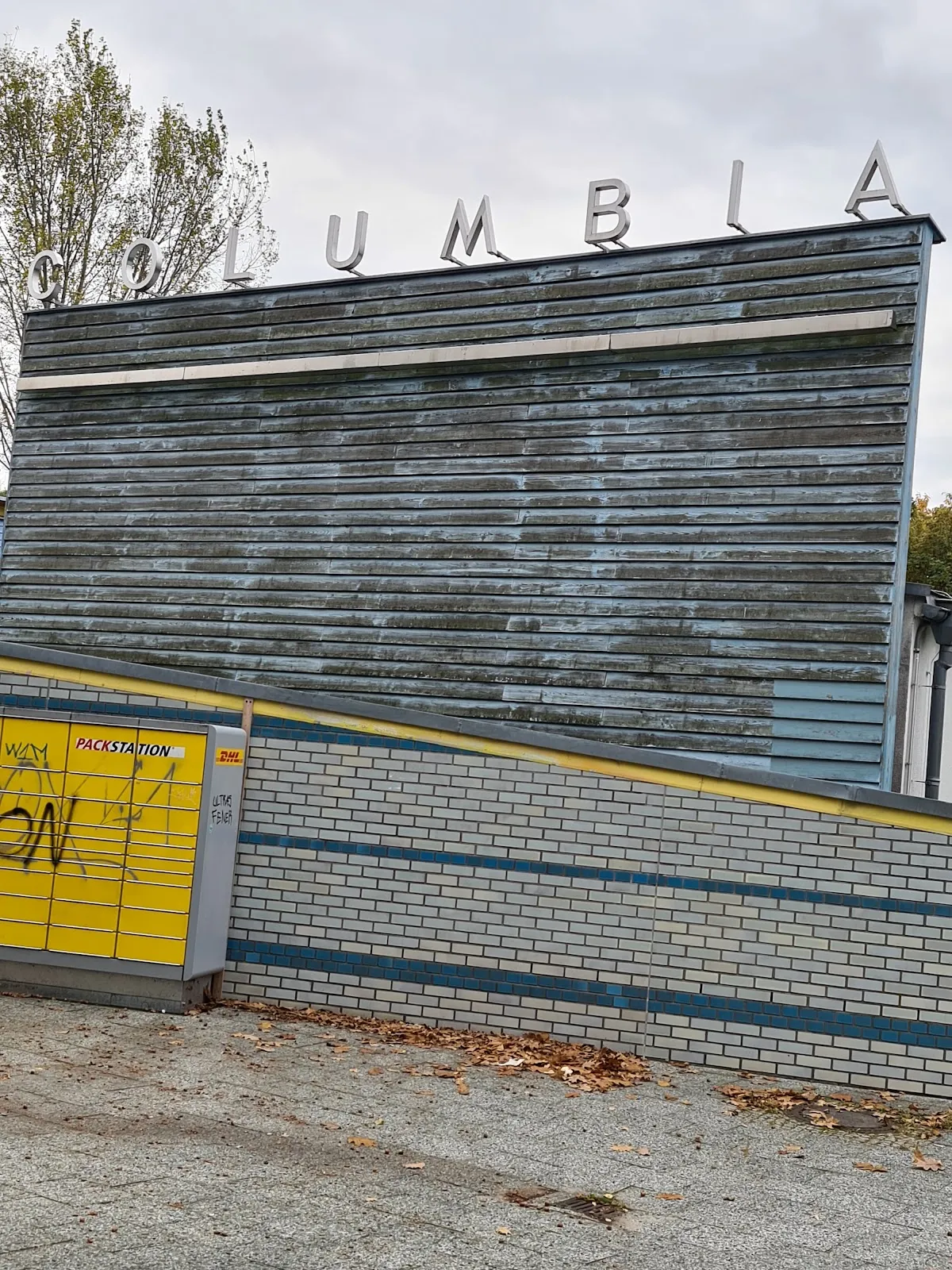 Люди купаются и отдыхают у открытого бассейна Sommerbad Neukölln в Берлине.