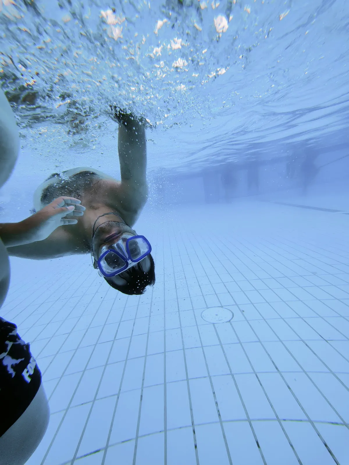 Люди купаются и отдыхают у открытого бассейна Sommerbad Neukölln в Берлине.