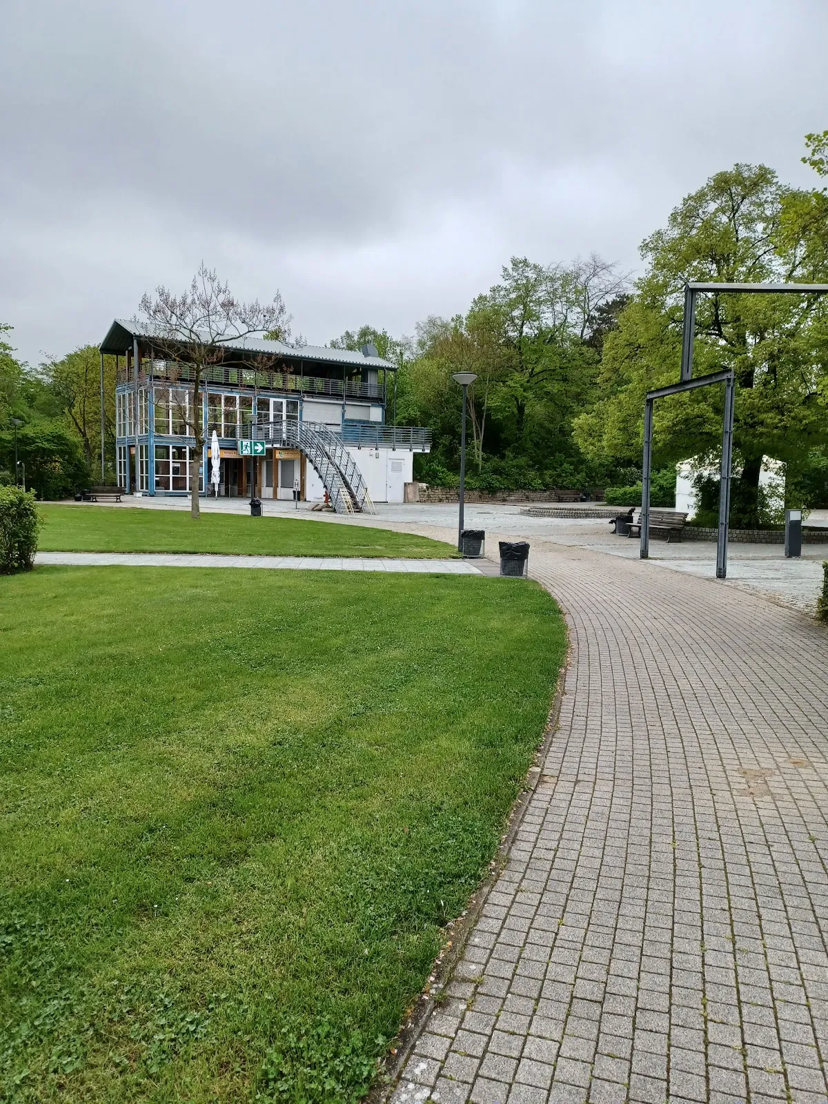 Люди купаются и отдыхают у открытого бассейна Sommerbad Neukölln в Берлине.