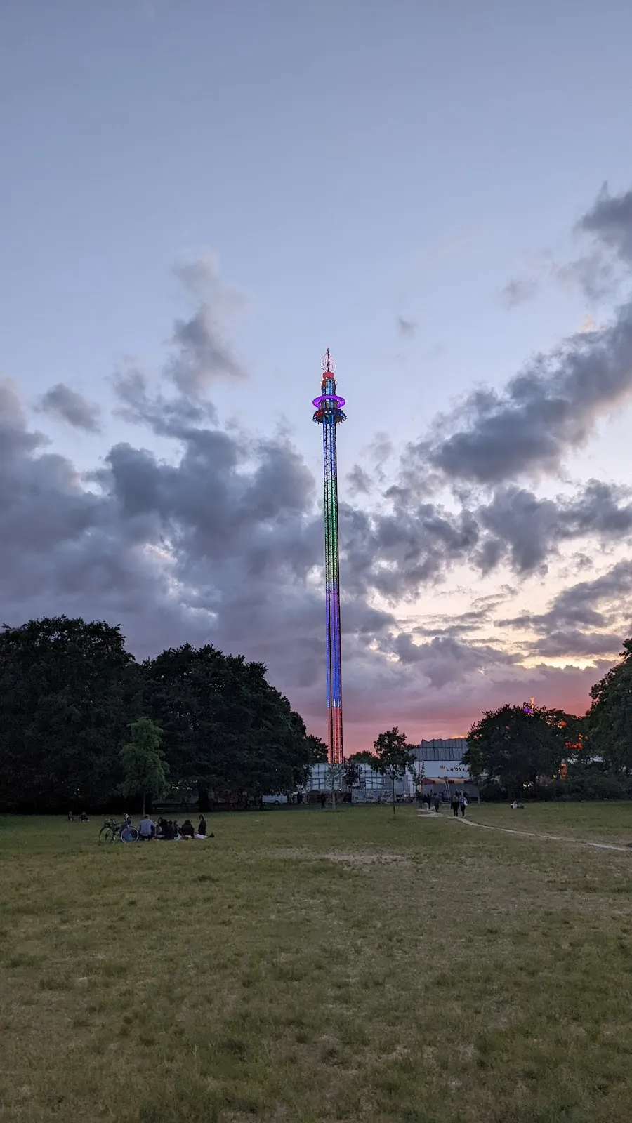 Люди купаются и отдыхают у открытого бассейна Sommerbad Neukölln в Берлине.