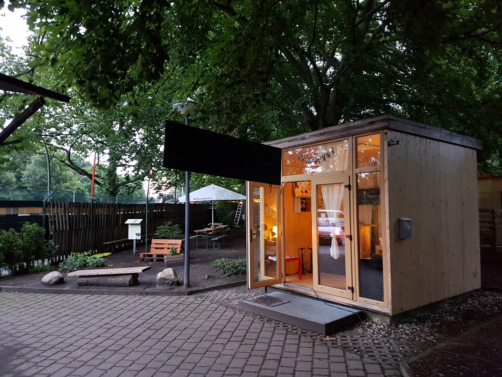 Люди купаются и отдыхают у открытого бассейна Sommerbad Neukölln в Берлине.