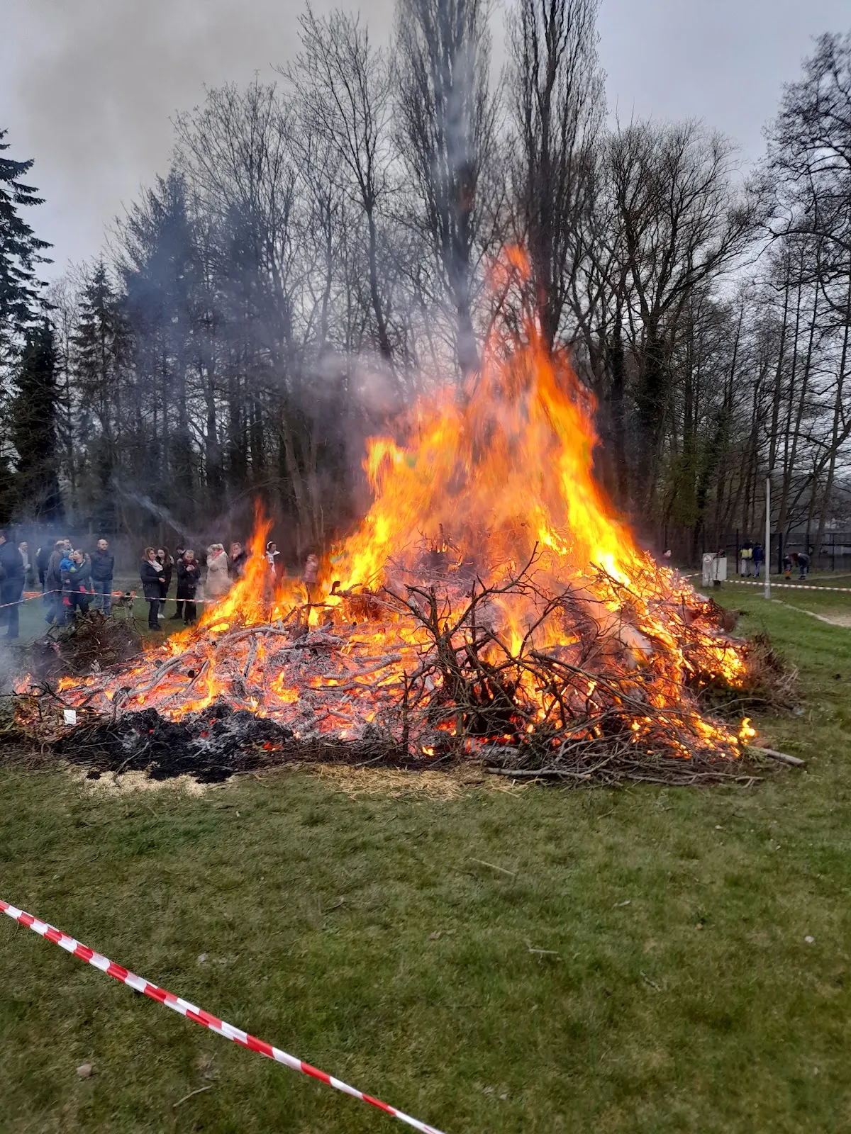 Вид на летний пляж озера Грамбкер с людьми, отдыхающими на берегу