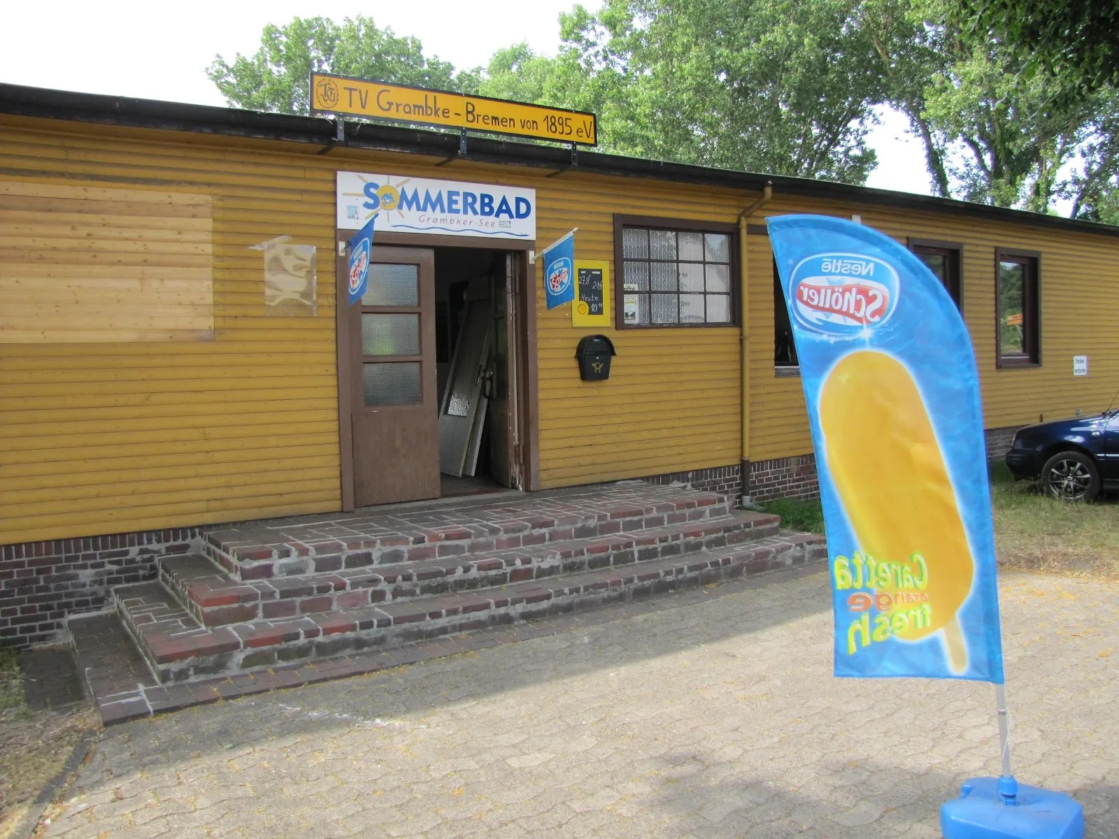 Вид на летний пляж озера Грамбкер с людьми, отдыхающими на берегу