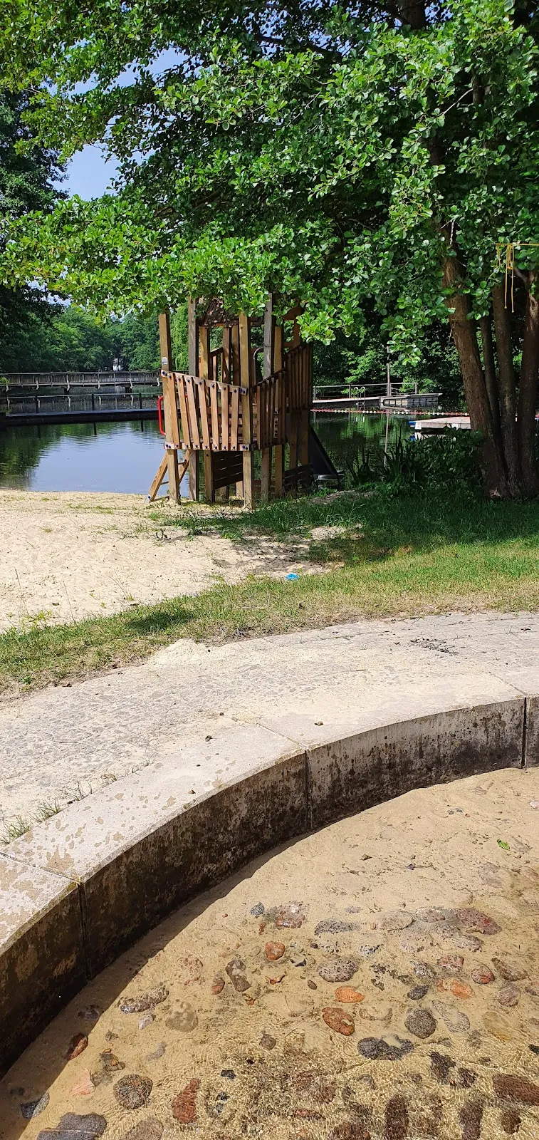 Вид на летний пляж озера Грамбкер с людьми, отдыхающими на берегу