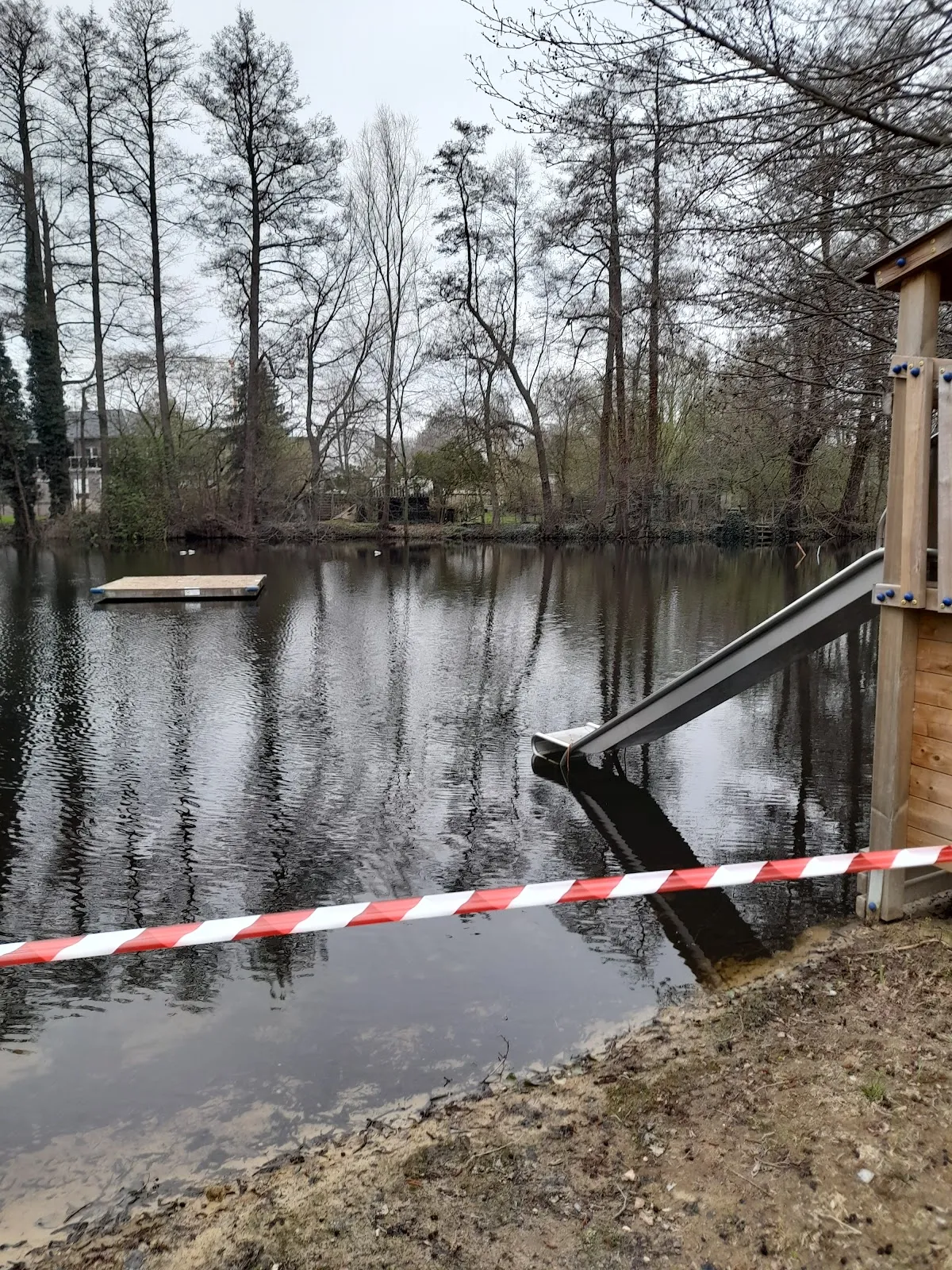 Вид на летний пляж озера Грамбкер с людьми, отдыхающими на берегу