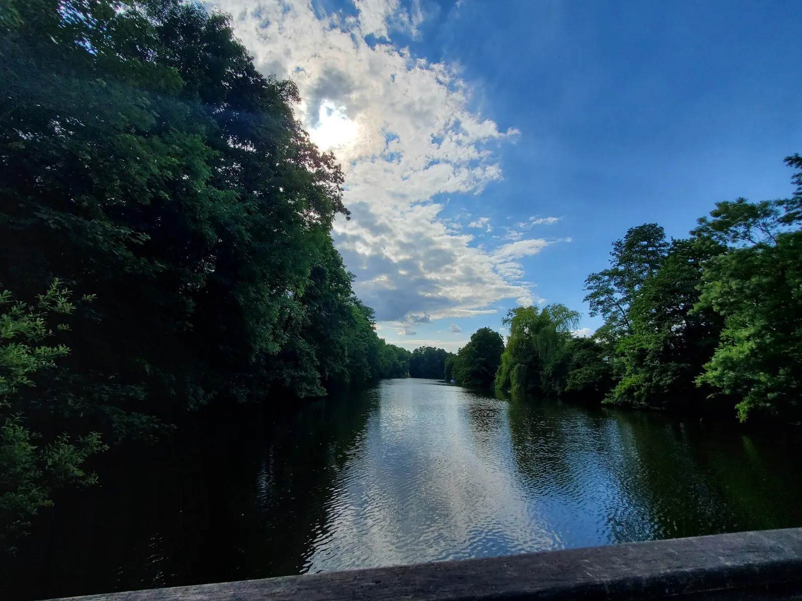 Вид на летний пляж озера Грамбкер с людьми, отдыхающими на берегу