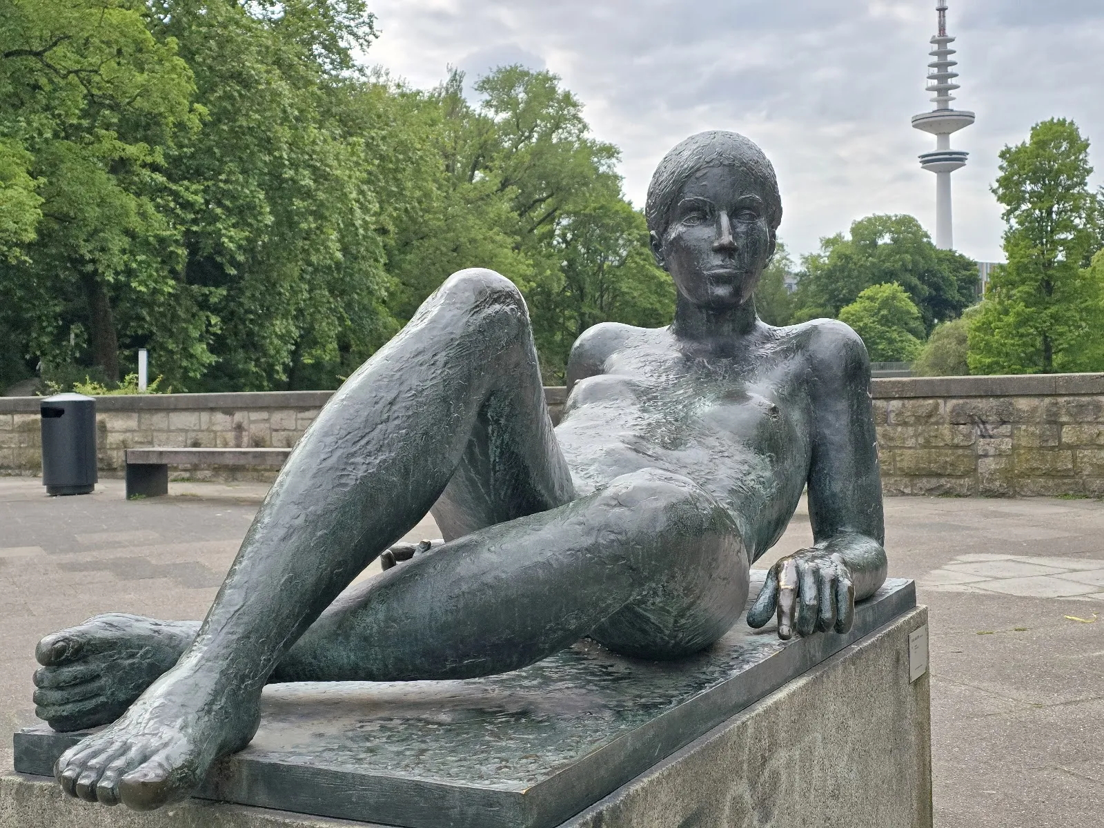 Лежащая скульптура