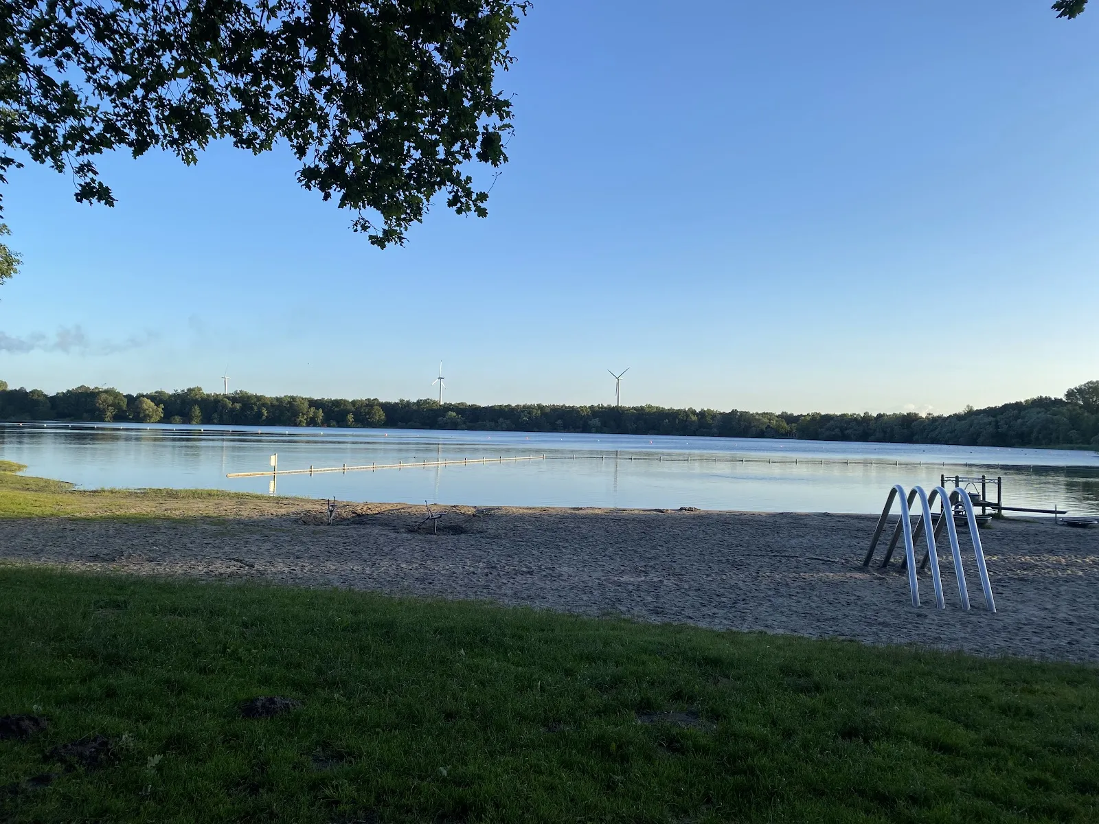 Луг для отдыха у озера Уни