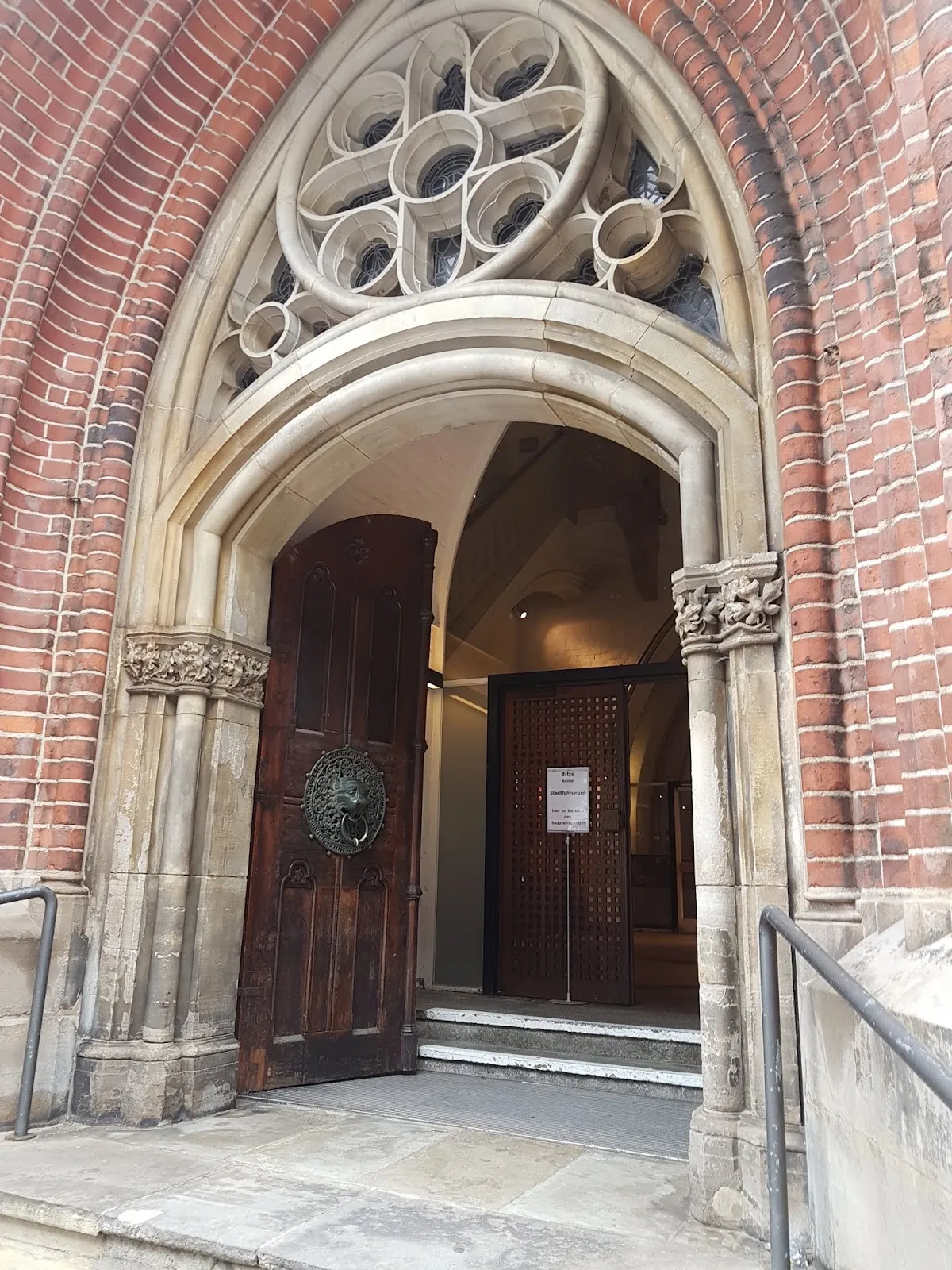 Фасад Лютеранской церкви Святой Петри в Гамбурге