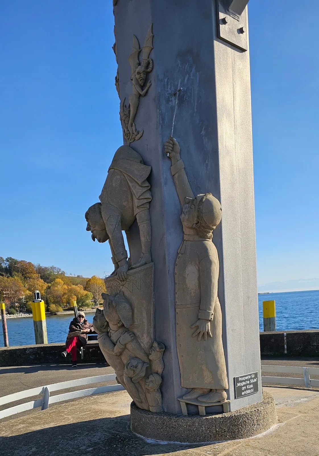 Магическая колонна на набережной в Мёрсбурге, Германия