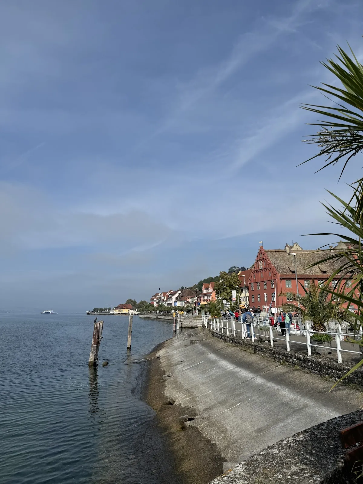 Магическая колонна на набережной в Мёрсбурге, Германия