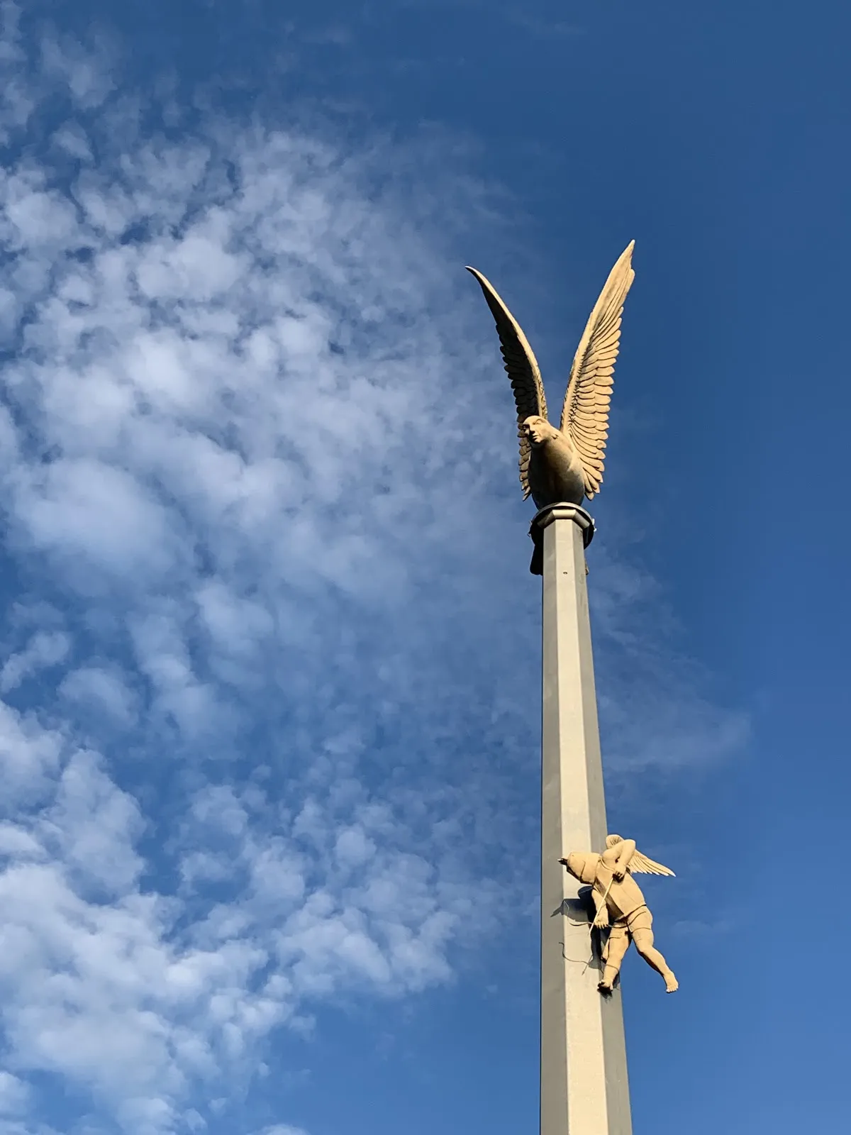 Магическая колонна на набережной в Мёрсбурге, Германия