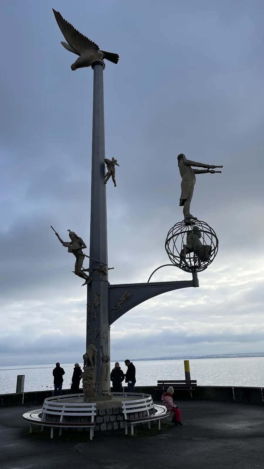 Магическая колонна на набережной в Мёрсбурге, Германия