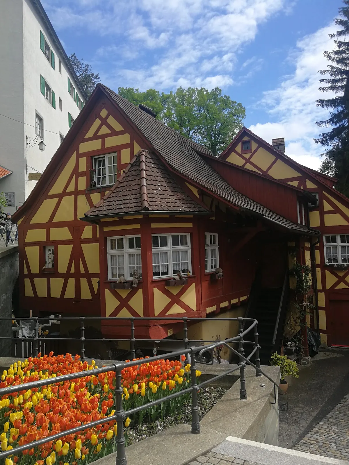 Магическая колонна на набережной в Мёрсбурге, Германия