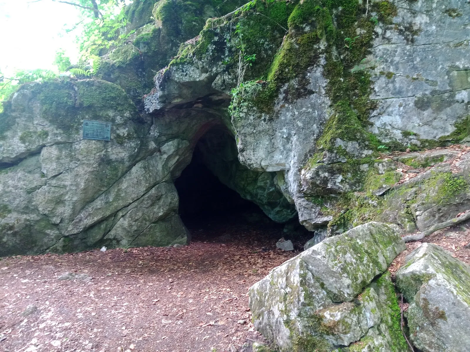 Маленькая каменная комната