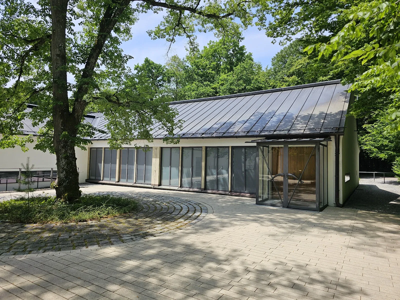 Вид на монастырь Мариа Айх с фасада