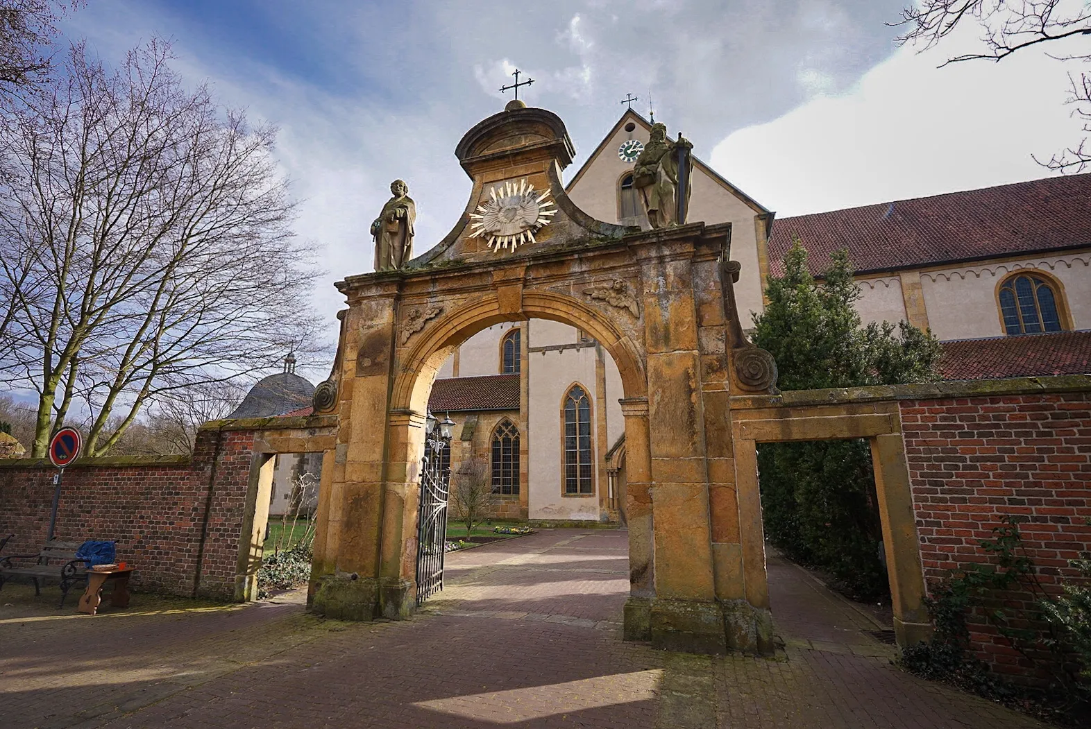 Фасад Мариенфельдского аббатства с готической церковью