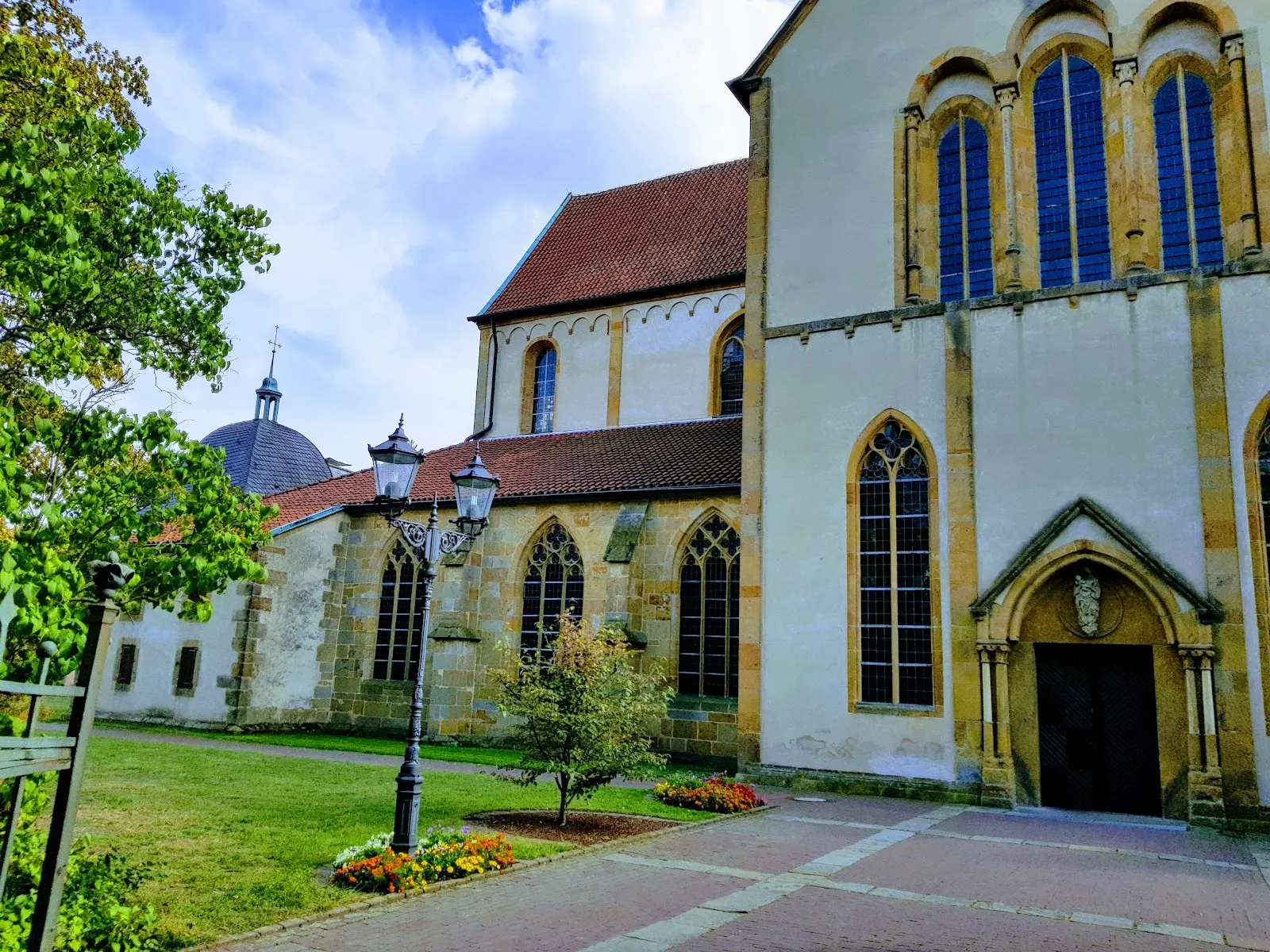 Фасад Мариенфельдского аббатства с готической церковью