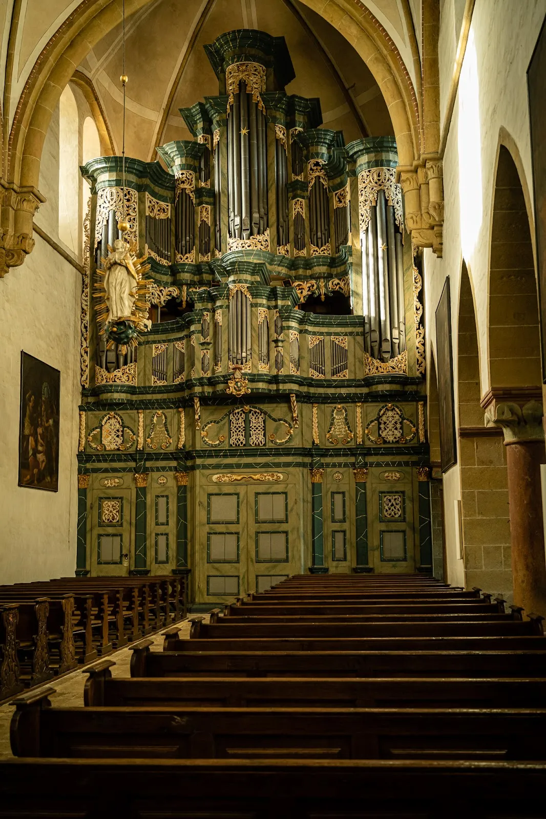 Фасад Мариенфельдского аббатства с готической церковью