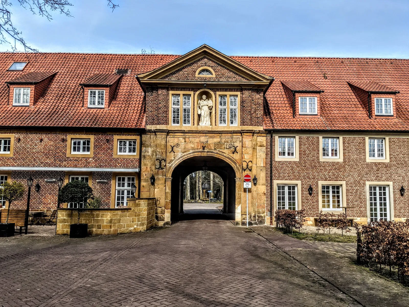 Фасад Мариенфельдского аббатства с готической церковью