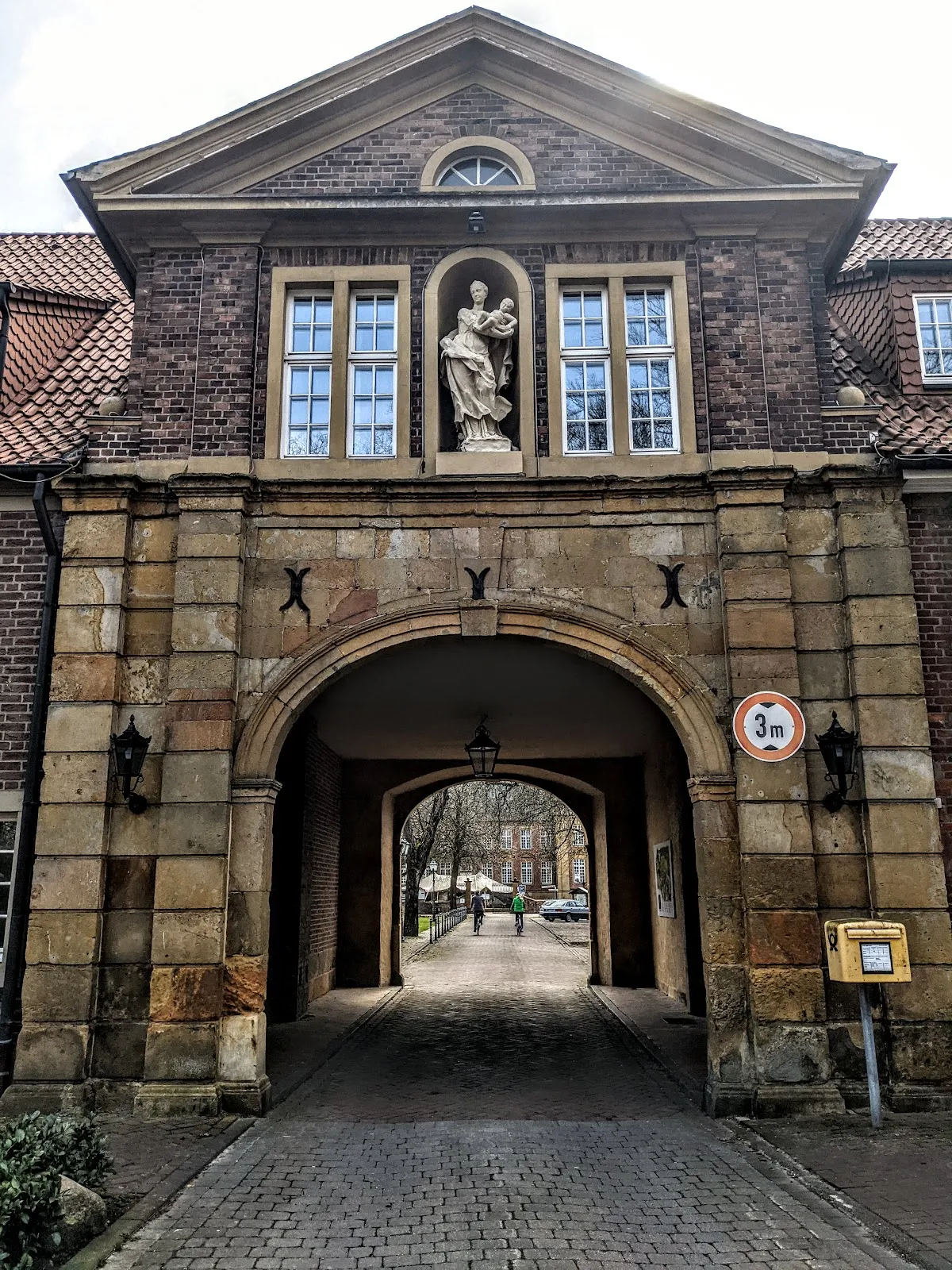 Фасад Мариенфельдского аббатства с готической церковью