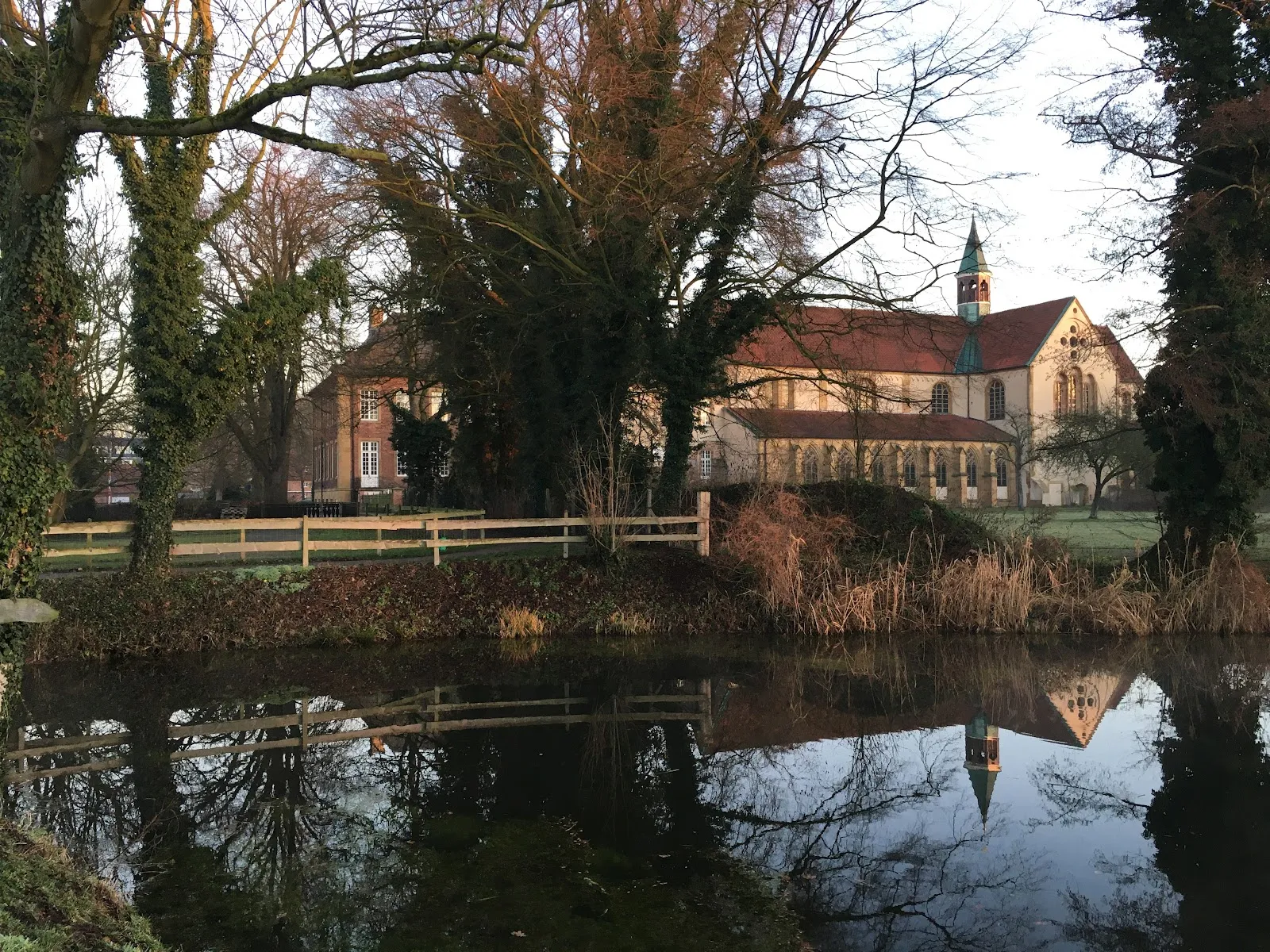 Фасад Мариенфельдского аббатства с готической церковью