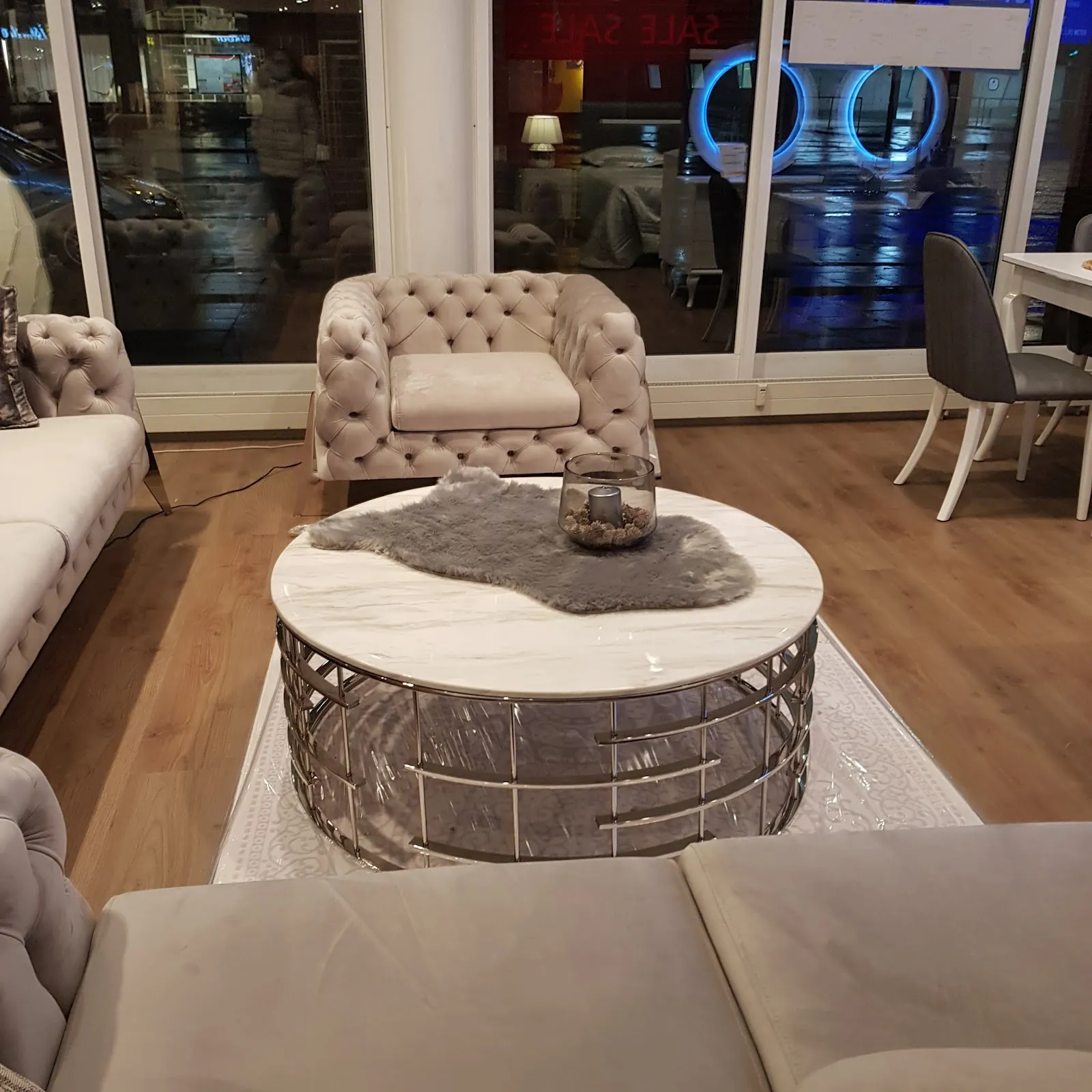 Интерьер магазина Istikbal Bremen с выставленными образцами мебели