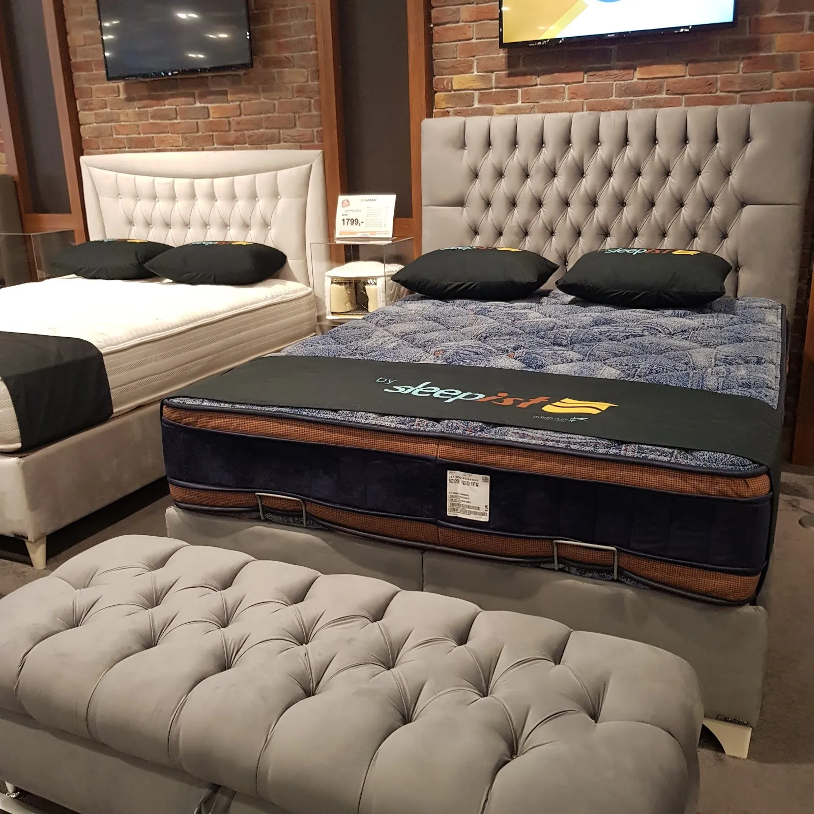 Интерьер магазина Istikbal Bremen с выставленными образцами мебели