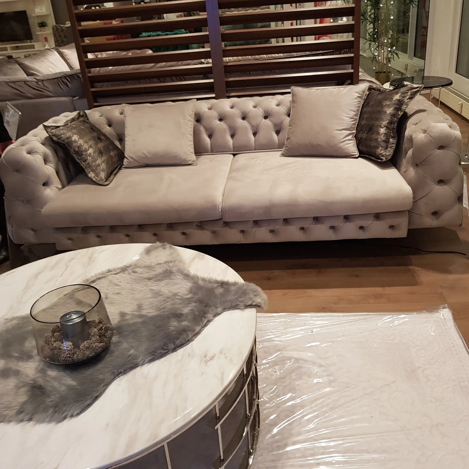 Интерьер магазина Istikbal Bremen с выставленными образцами мебели