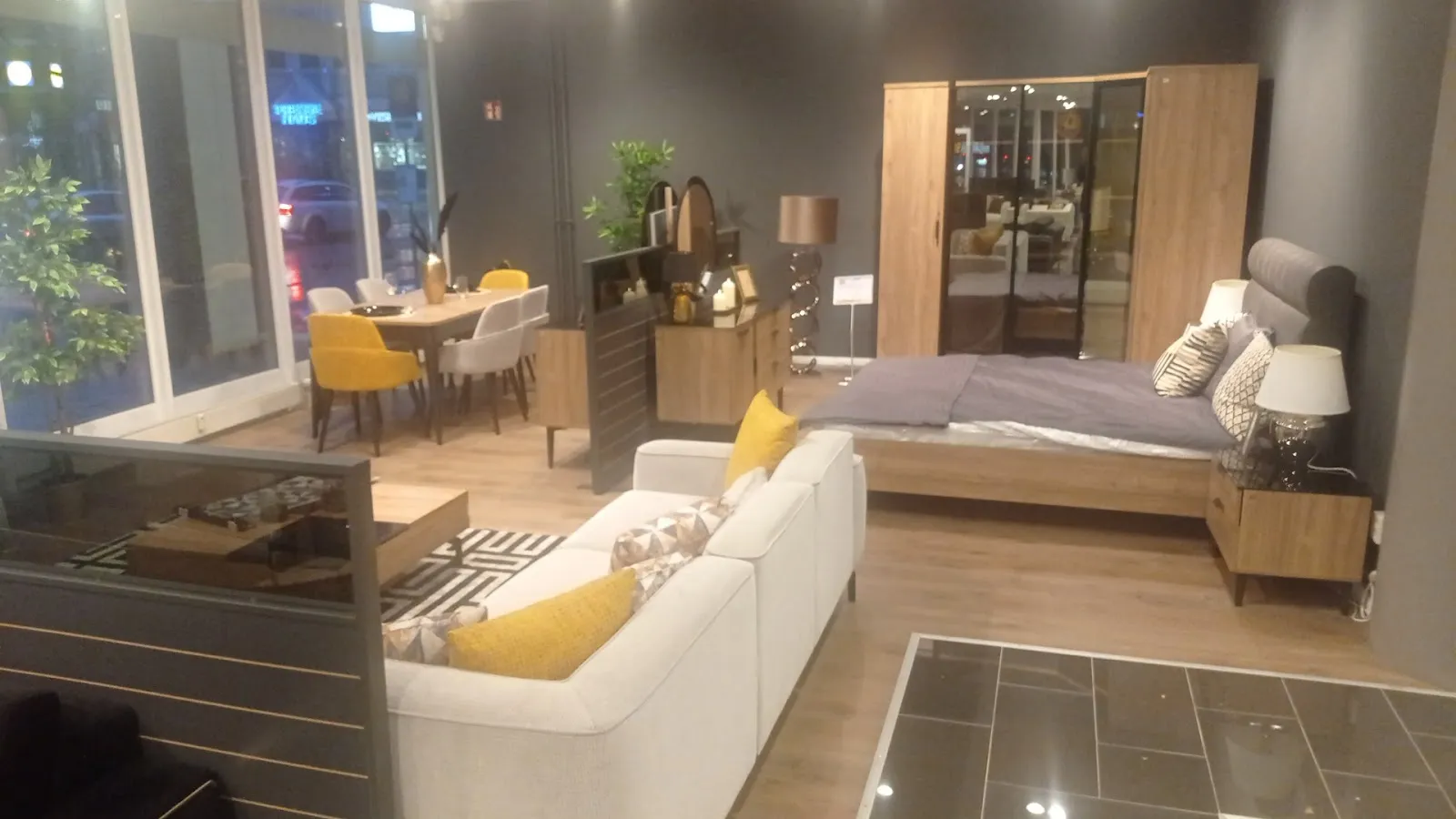 Интерьер магазина Istikbal Bremen с выставленными образцами мебели