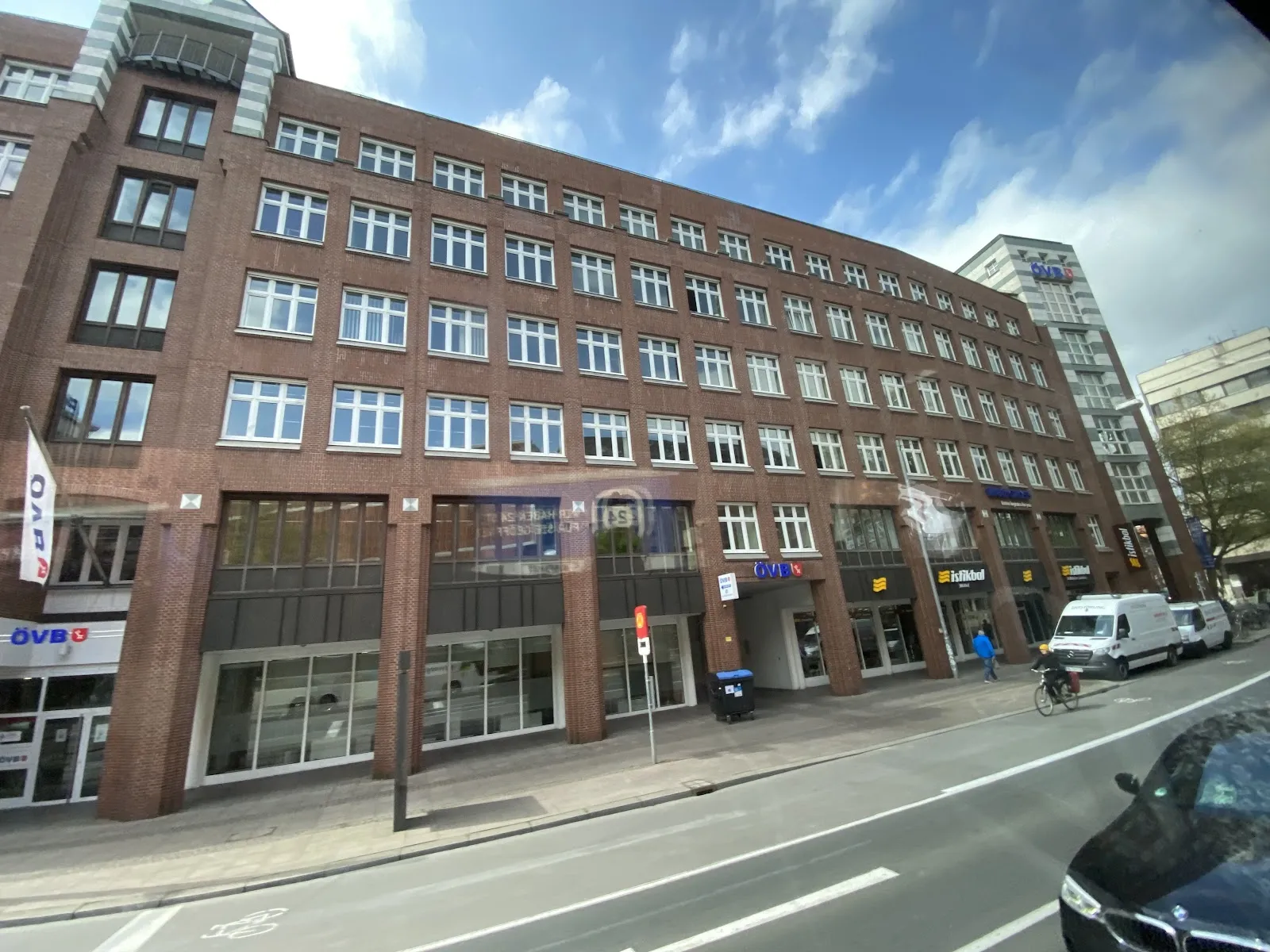 Интерьер магазина Istikbal Bremen с выставленными образцами мебели