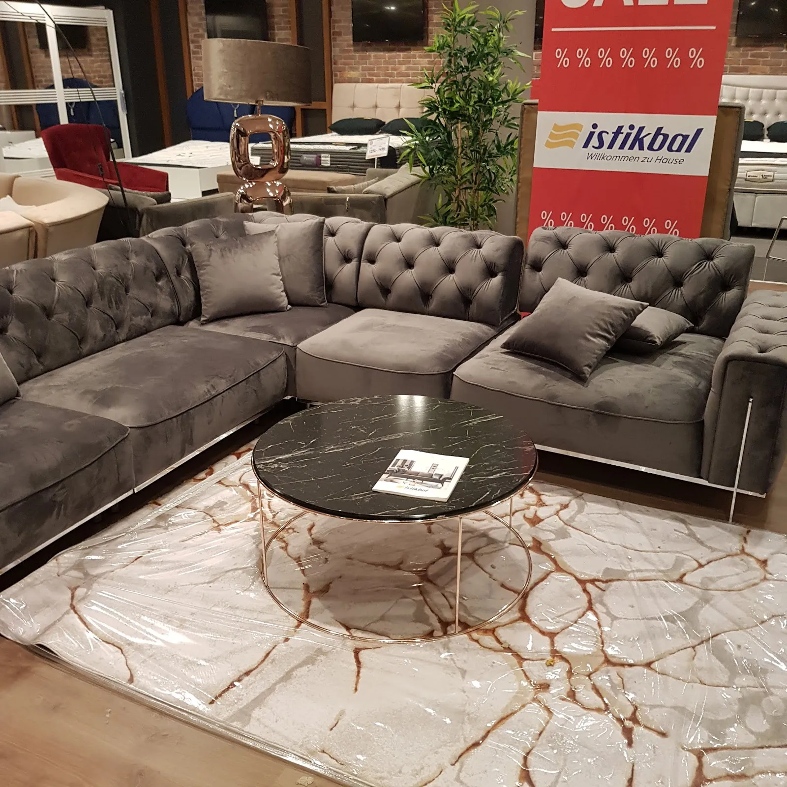 Интерьер магазина Istikbal Bremen с выставленными образцами мебели