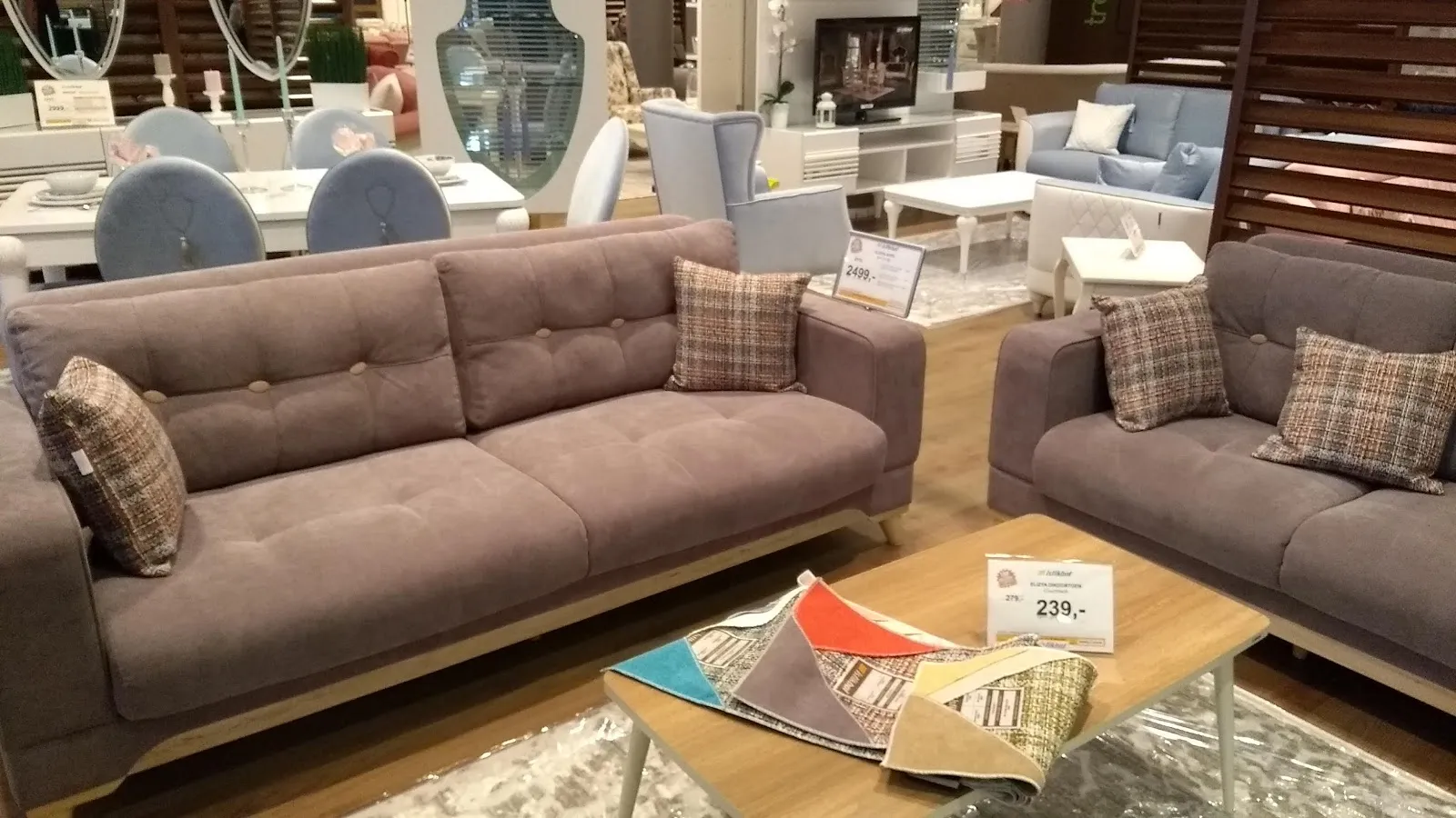 Интерьер магазина Istikbal Bremen с выставленными образцами мебели