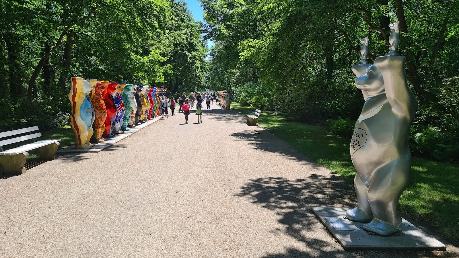 Бурый медведь в зоопарке 