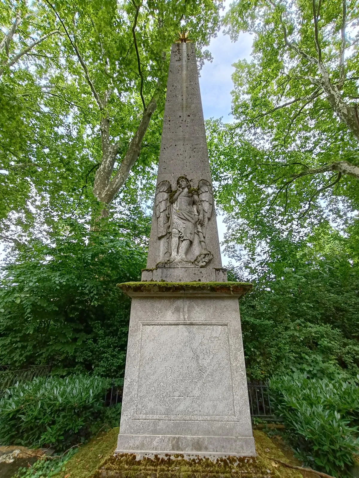 Вид на аллею кладбища Мелатен в Кёльне