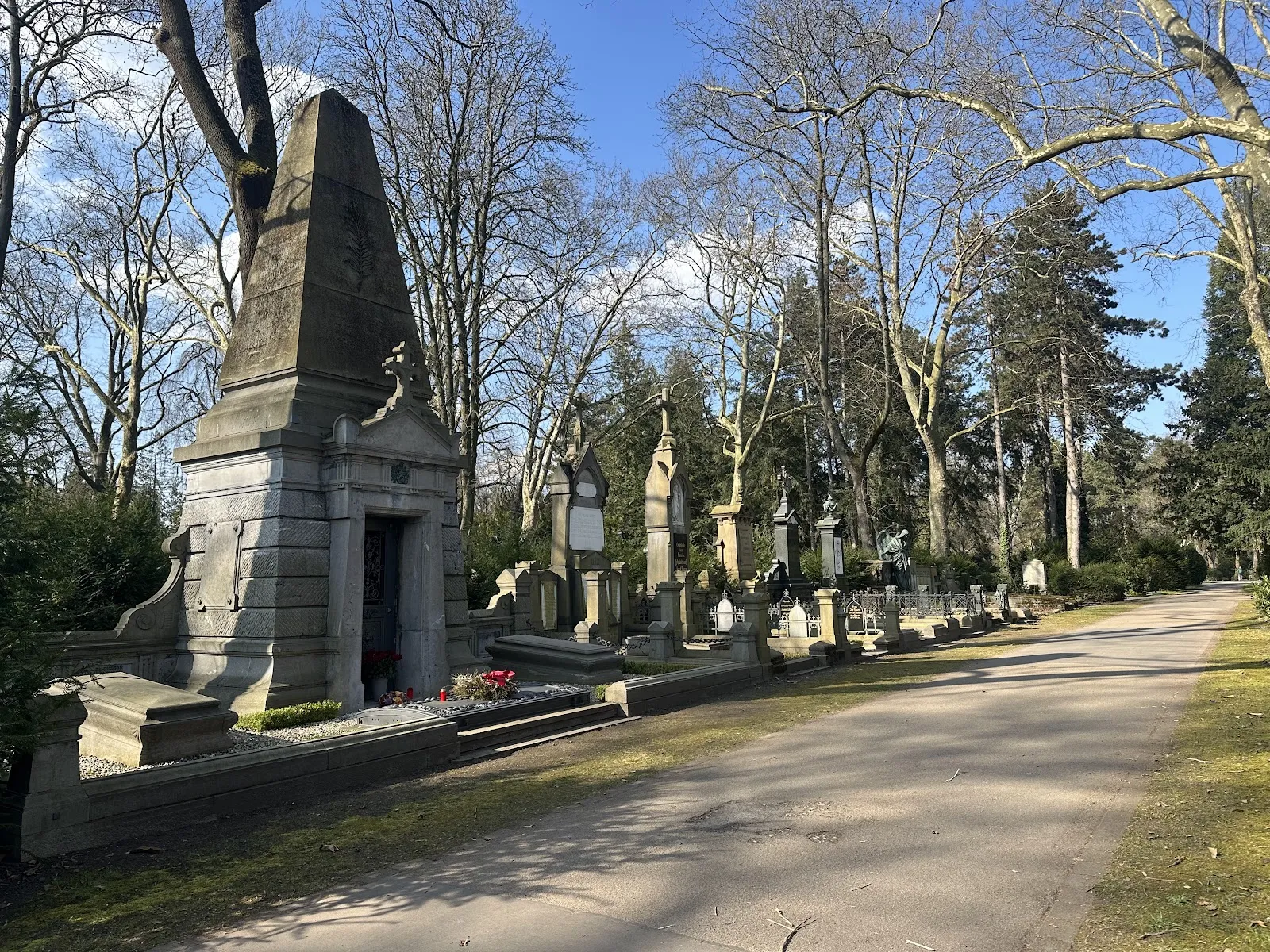 Вид на аллею кладбища Мелатен в Кёльне