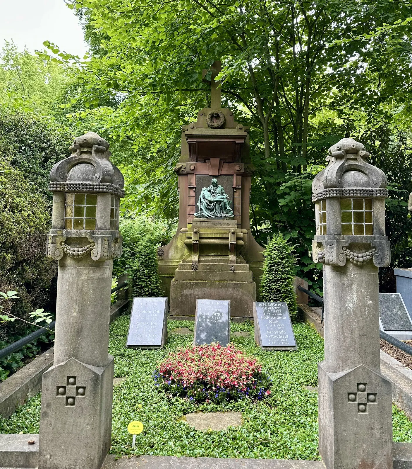 Вид на аллею кладбища Мелатен в Кёльне