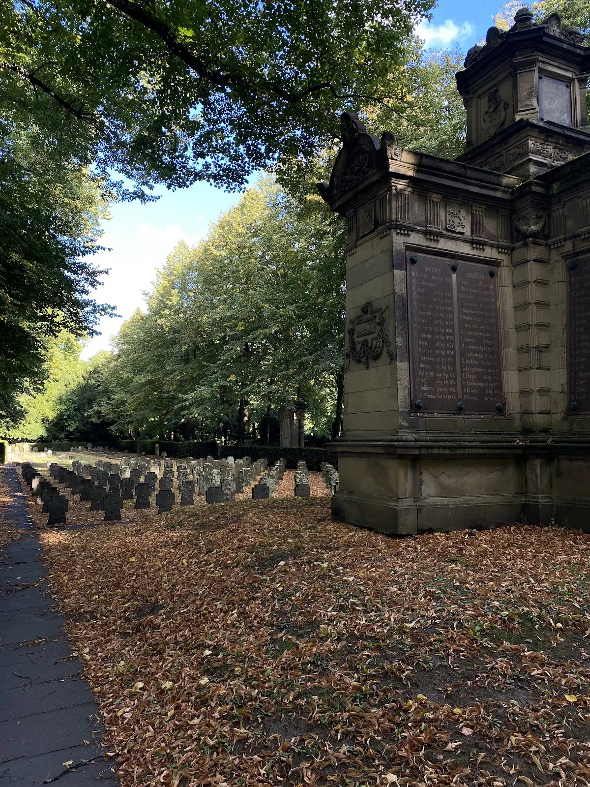 Вид на аллею кладбища Мелатен в Кёльне