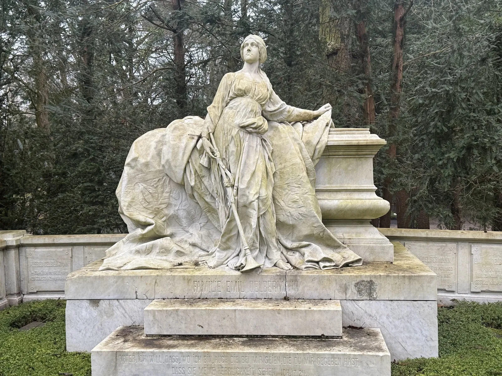 Вид на аллею кладбища Мелатен в Кёльне