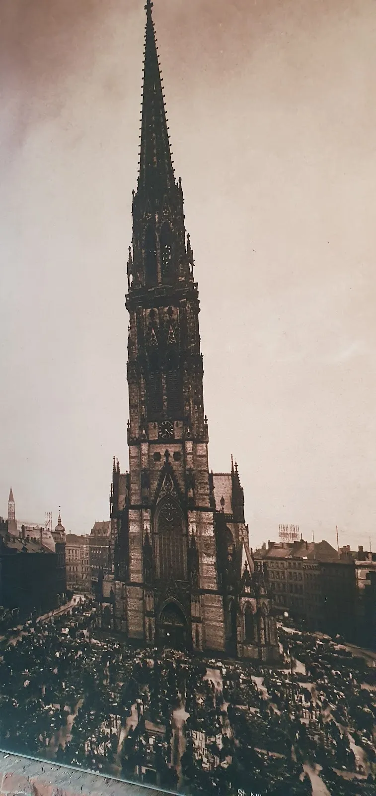 Руины Мемориала Святого Николая в Гамбурге