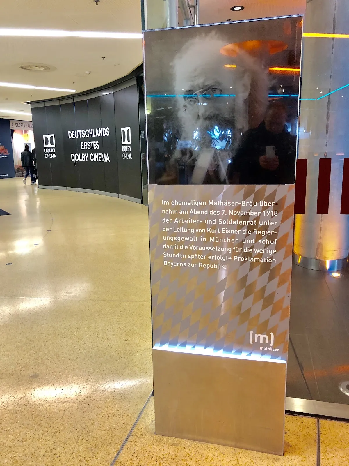 Мемориальная доска Курту Айснеру и провозглашению Баварской Республики