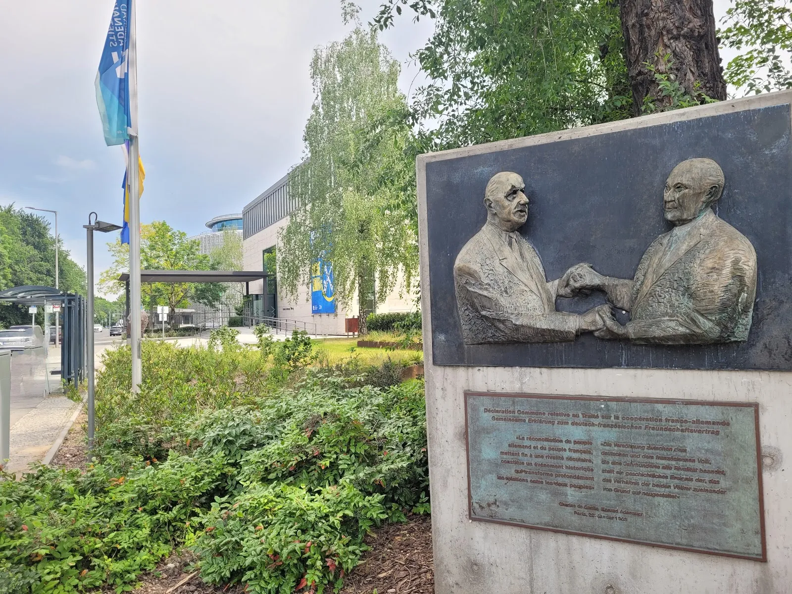 Мемориальная доска Шарля де Голля и Конрада Аденауэра в Берлине