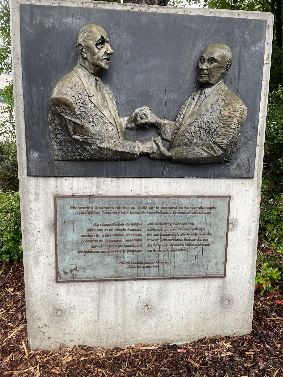 Мемориальная доска Шарля де Голля и Конрада Аденауэра в Берлине