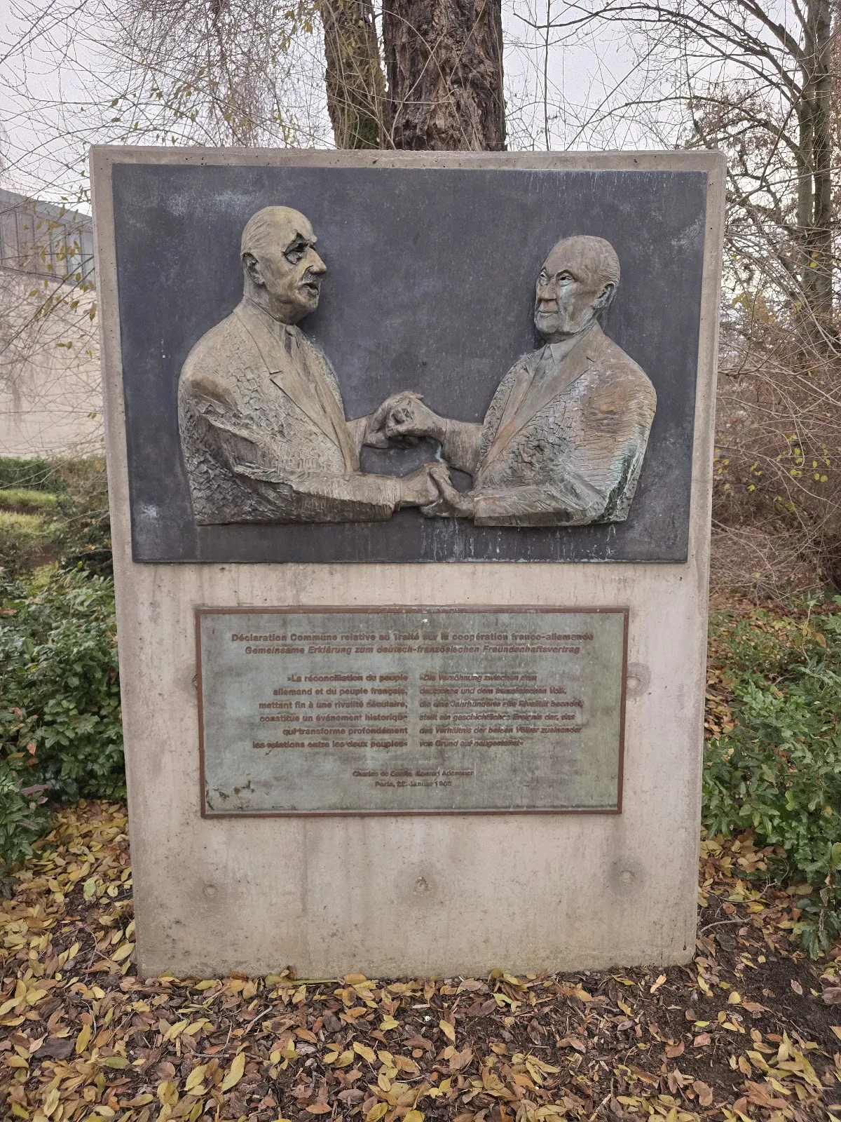 Мемориальная доска Шарля де Голля и Конрада Аденауэра в Берлине