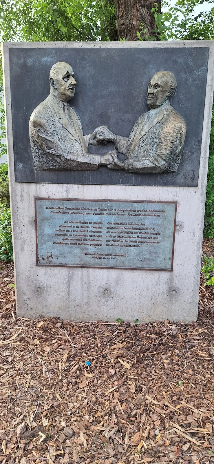 Мемориальная доска Шарля де Голля и Конрада Аденауэра в Берлине