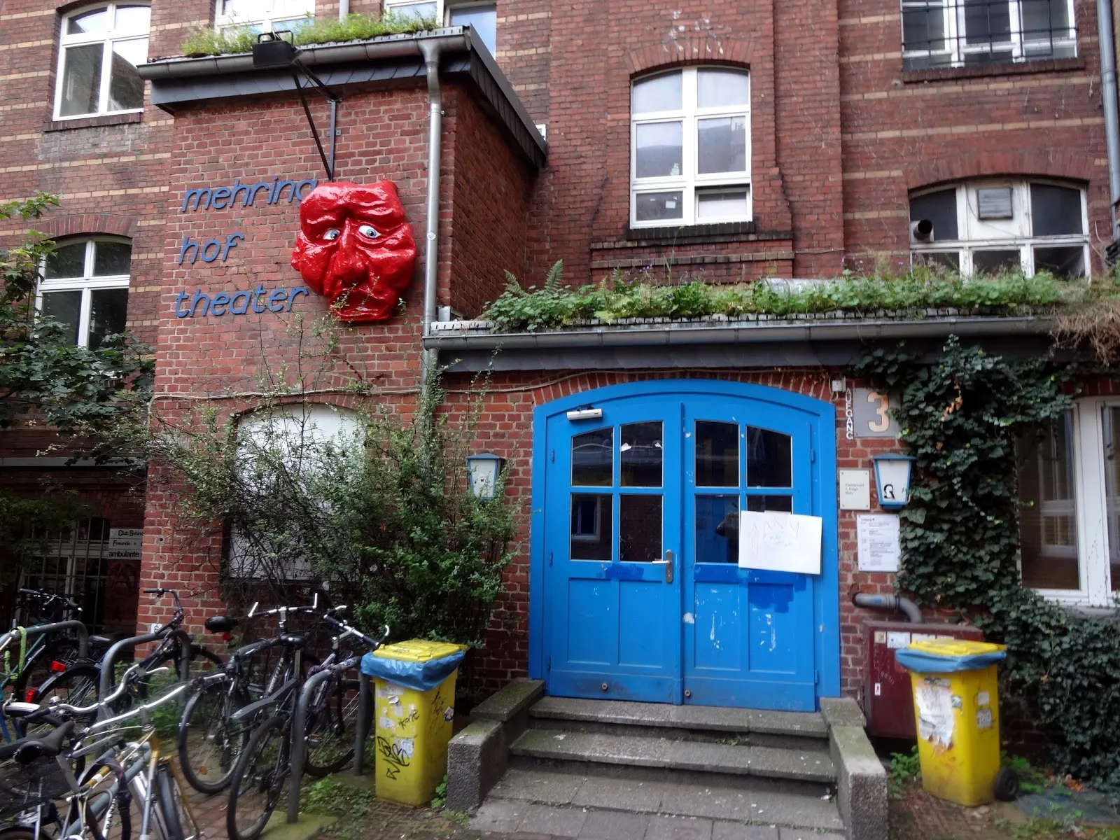 Здание центра культуры и театра Мерингхоф в Берлине