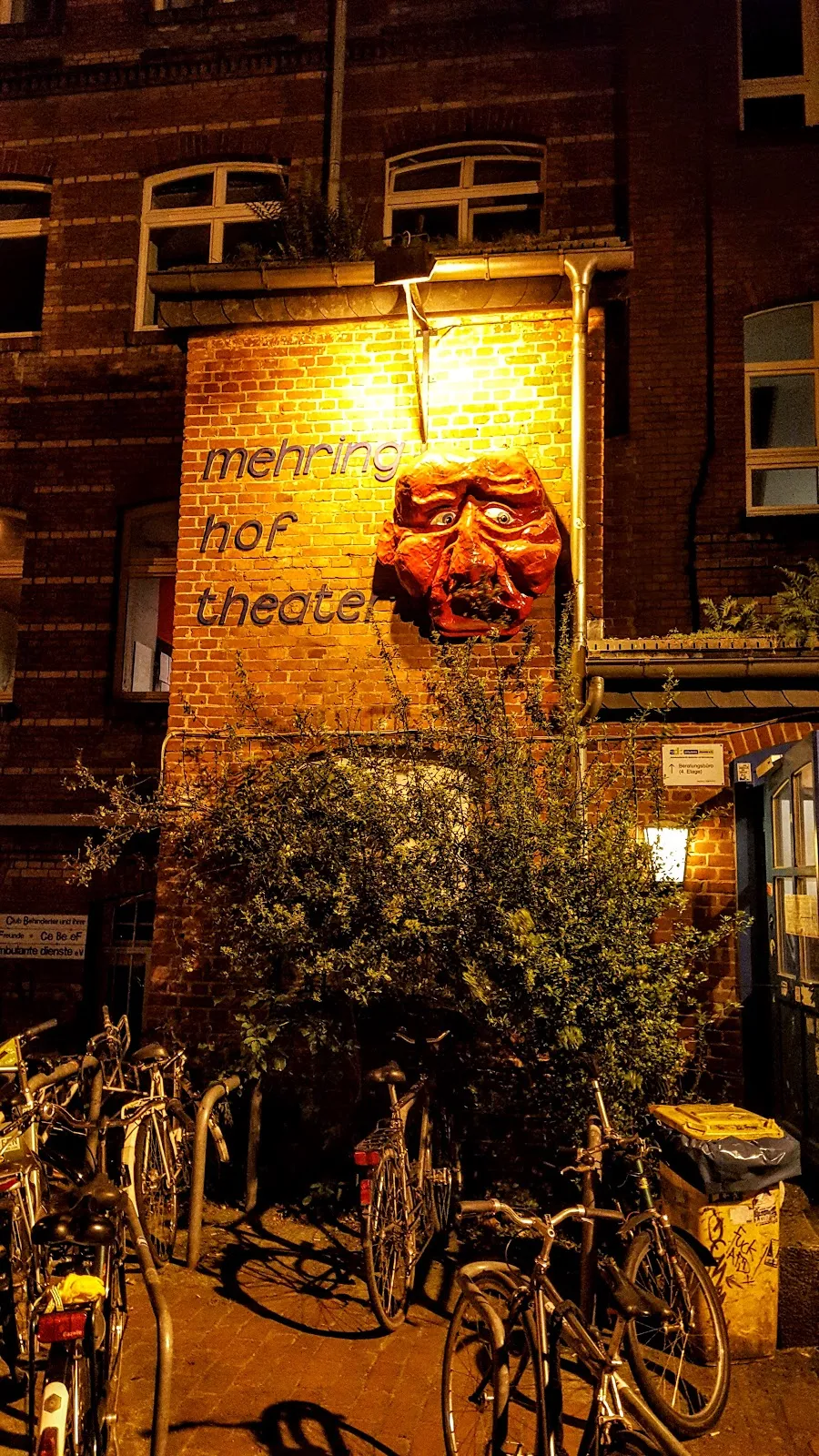 Здание центра культуры и театра Мерингхоф в Берлине