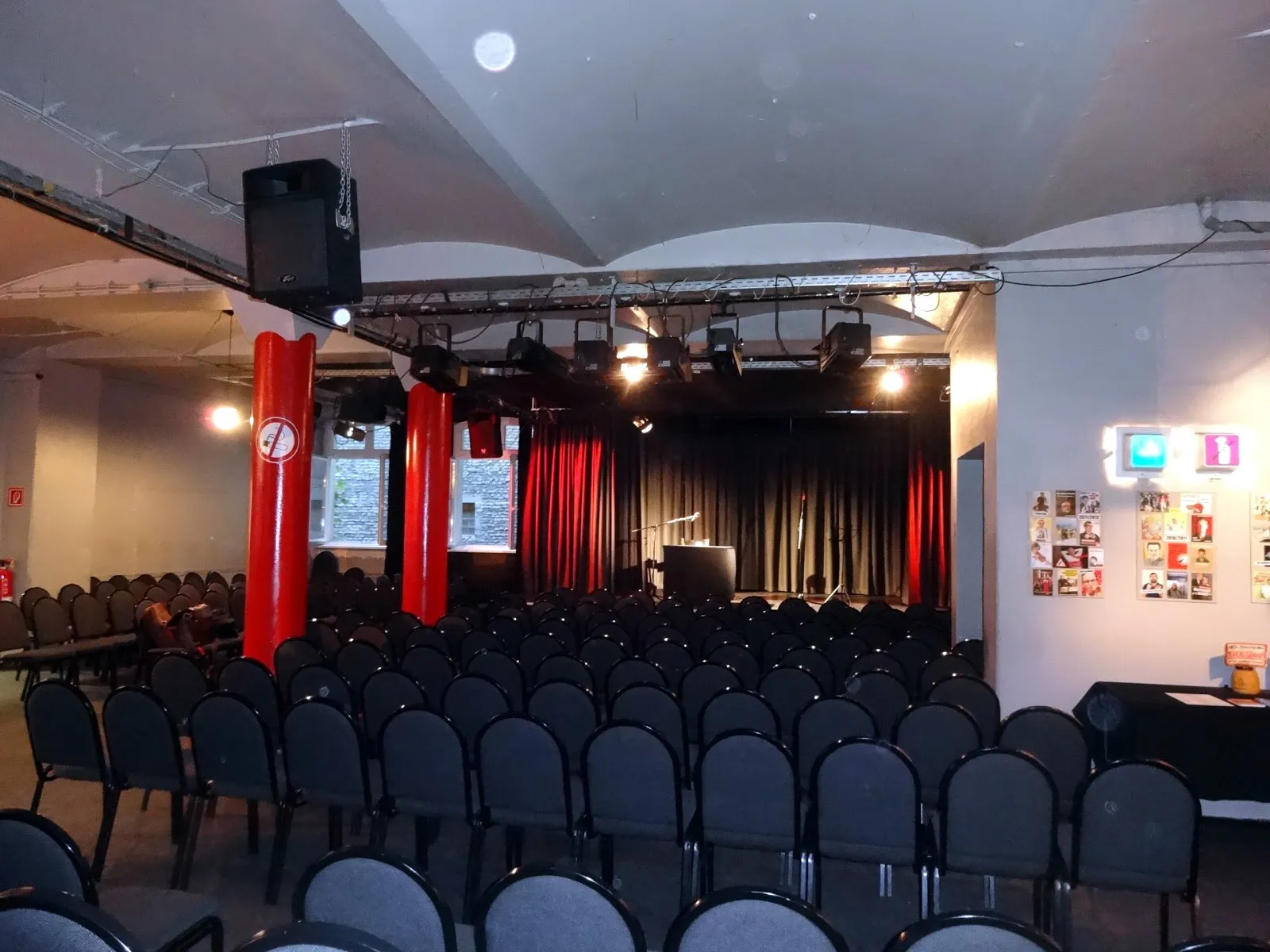 Здание центра культуры и театра Мерингхоф в Берлине