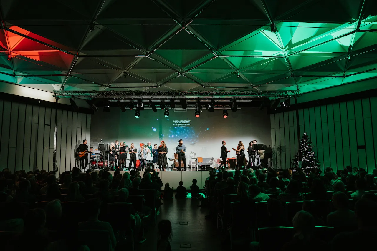 Интерьер или экстерьер ICF Hamburg, демонстрирующий его архитектурную красоту и историческое значение.